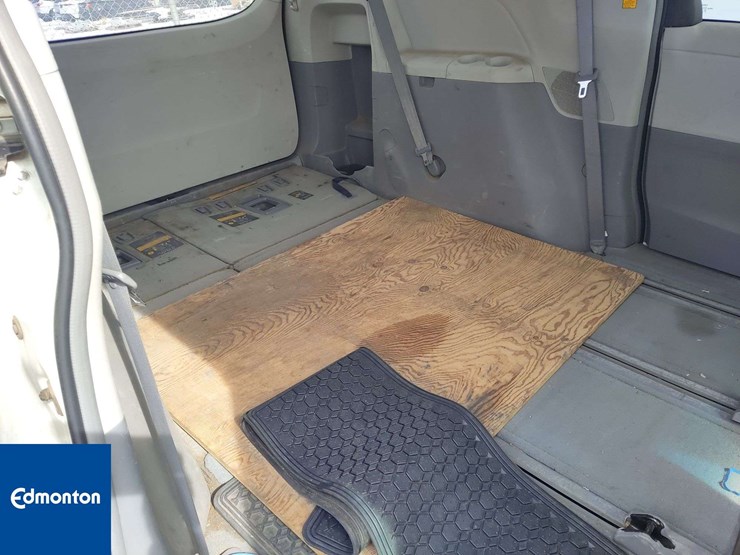 2013-toyota-sienna-image-20