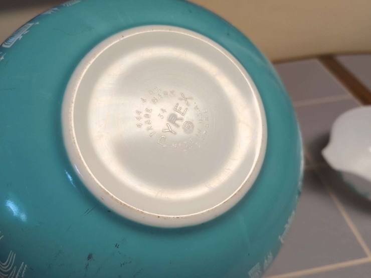 pyrex-turquoise-and-white-mixing-bowl-set-image-9