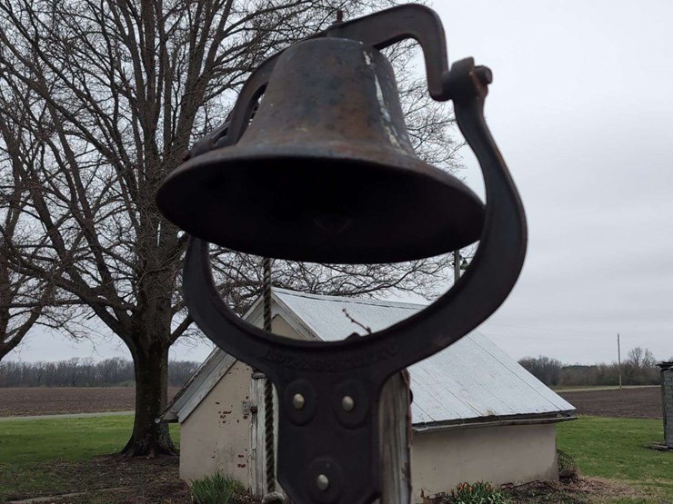 independence-1776-cast-iron-farm-bell-image-1
