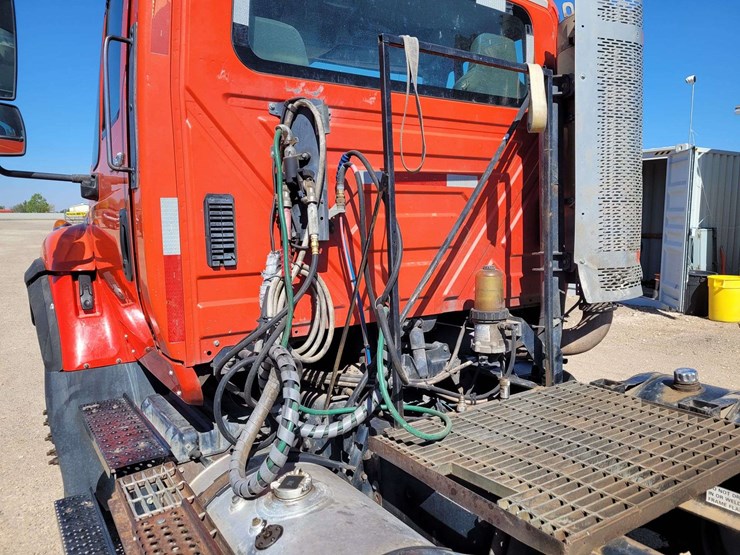 2009-international-tractor-truck-image-15