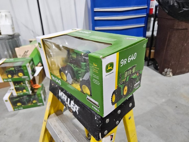 #1004-•-john-deere-9r-640-1/32-die-cast-toy-tractor-image-4