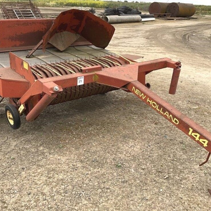 NEW HOLAND 144 Pull Hay Turner