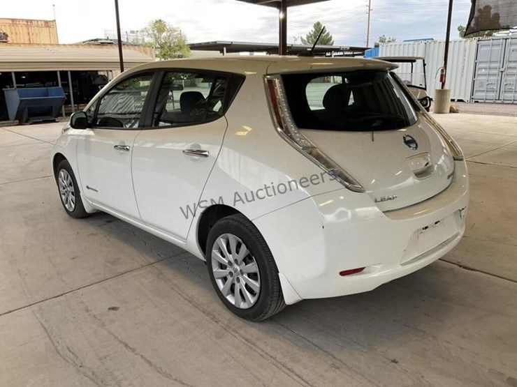 2015-nissan-leaf-s-hatchback-image-5