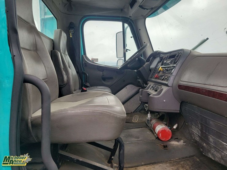 2008-freightliner-m2-106-image-21