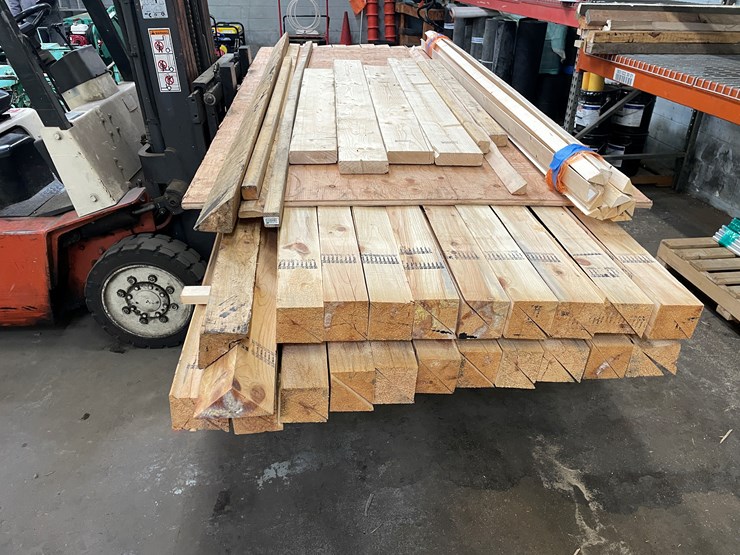 #2558-•-pallet-of-building-material-(columbia-heights,-mn)-image-2