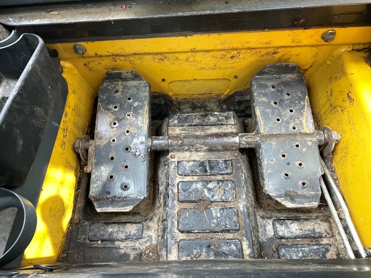 #372-•-2015-new-holland-l225-skid-steer-(scandia,-mn)-image-30