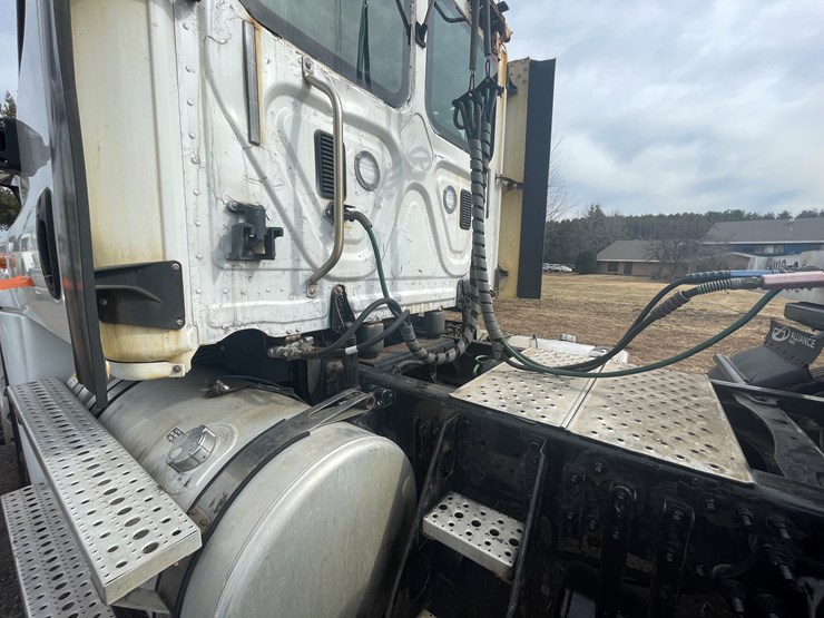 #232-•-2016-freightliner-truck-tractor-(has-wi-title)-(mora,-mn)-image-18