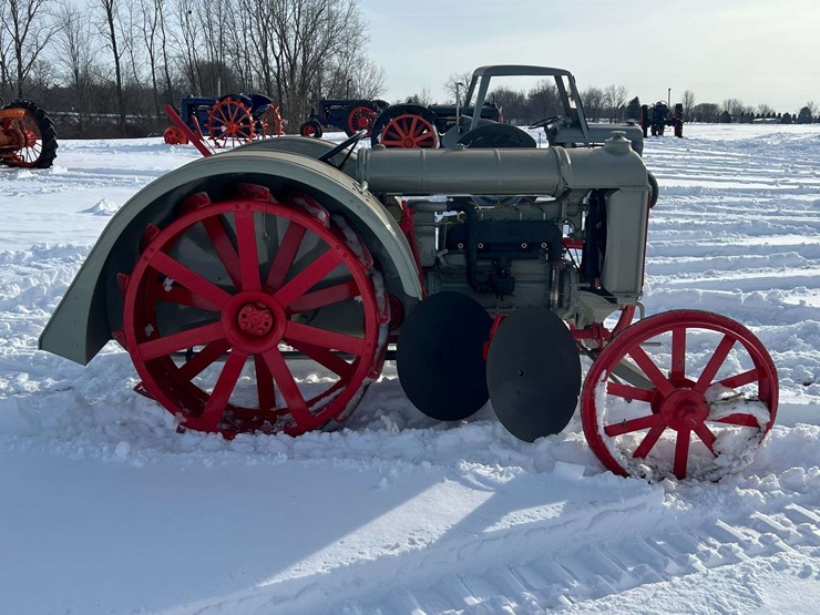 1925-fordson-with-mounted-terrace-plow-image-4