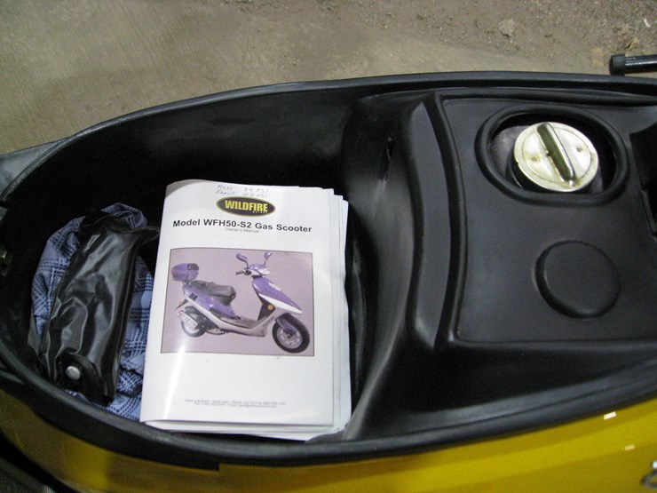 seller-#13.--wildfire-scooter-r8-wfh-50-with-storage-box,-272-miles,-new-battery,-yellow,-have-cover-&-title,-always-been-inside-image-5