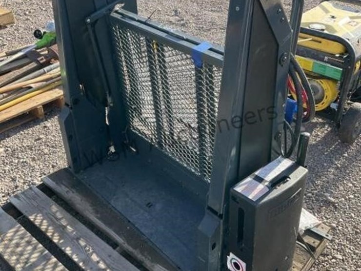 ricon-electric-wheelchair-lift-image-3