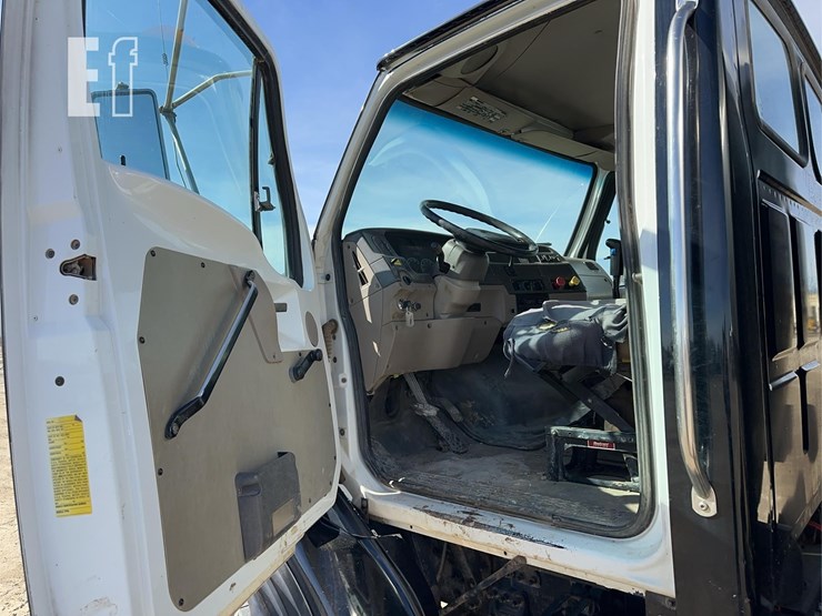 2005-sterling-lt9500-image-44