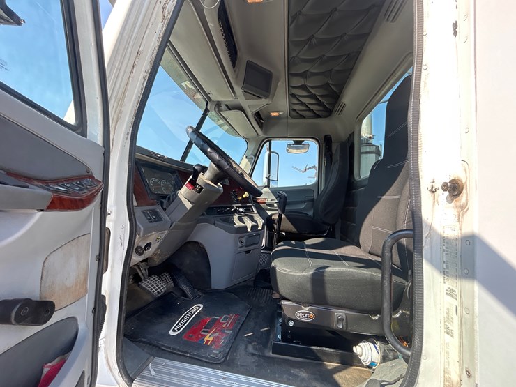 2007-freightliner-columbia-120-image-15