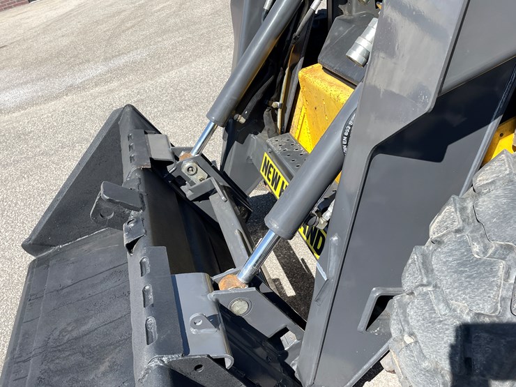 new-holland-l170-image-10