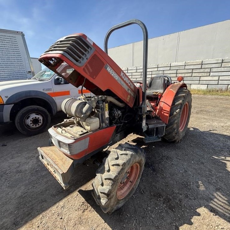 2005 KUBOTA M8200