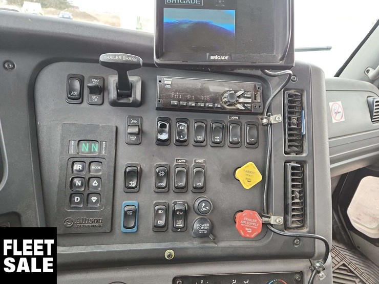 2018-freightliner-m2-106-image-13