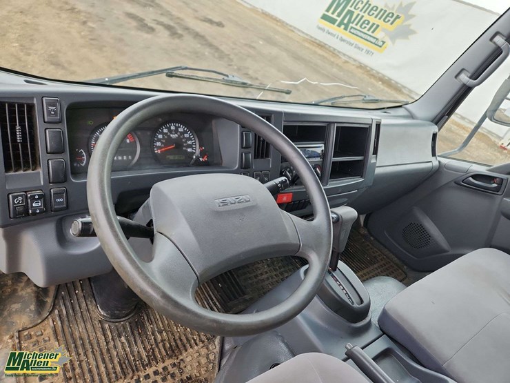 2016-isuzu-npr-image-12