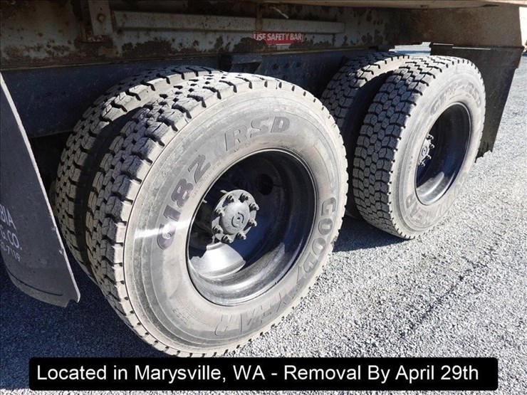 2000-freightliner-fld120-image-12