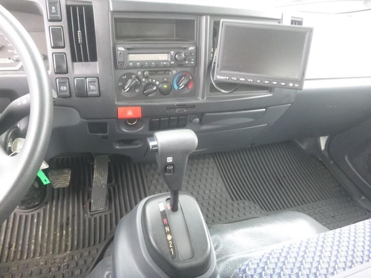 2023-isuzu-nrr-image-15