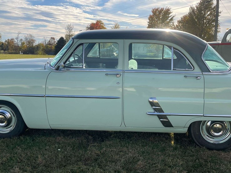 1953-ford-customline-sedan-image-35