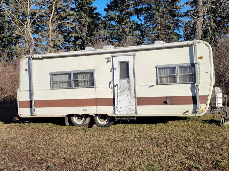 lot-6.-older-style-camper,-tandem-axle,-approximately-25’,-comes-with-bill-of-sale-but-no-title.-image-1