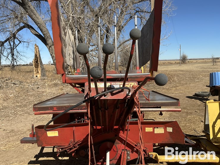 new-holland-1032-image-12