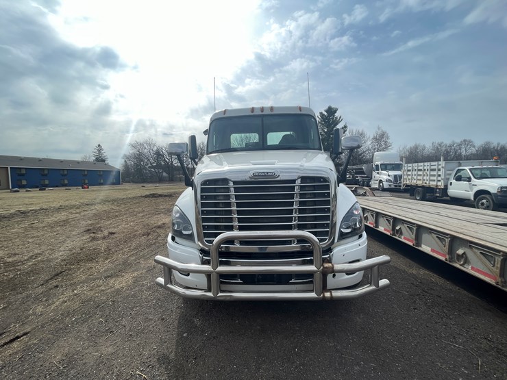 #232-•-2016-freightliner-truck-tractor-(has-wi-title)-(mora,-mn)-image-4