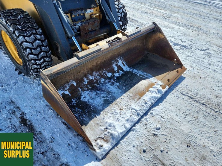 2015-deere-326e-image-22