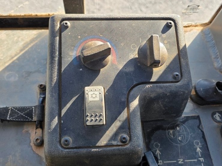 2005-caterpillar-d4g-xl-image-74