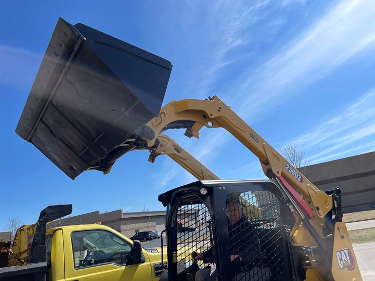 2019-caterpillar-259d3-image-40