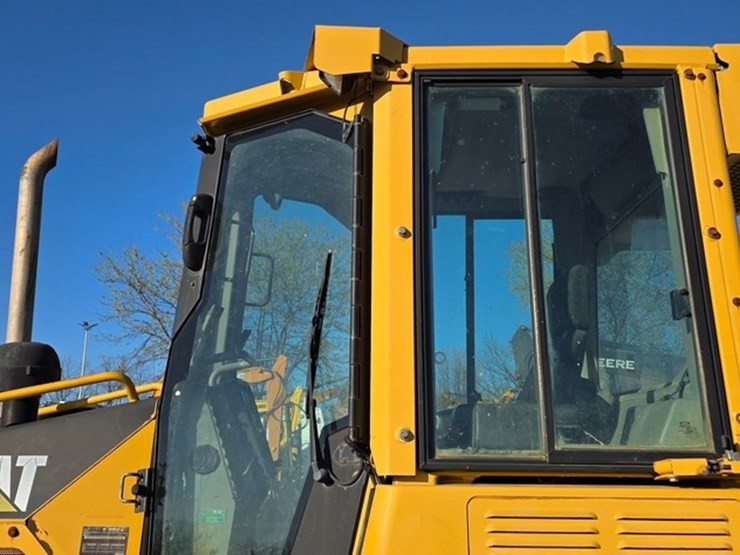 2005-caterpillar-d4g-xl-image-17