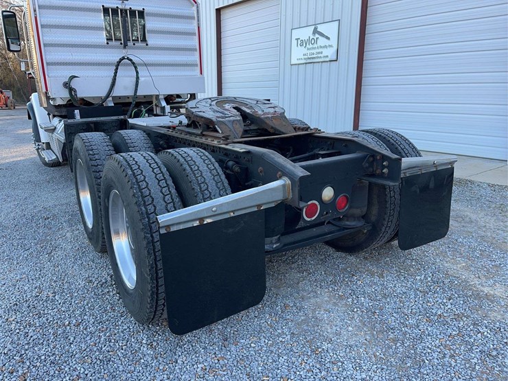 2015-freightliner-122sd-image-12