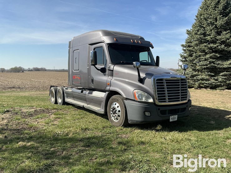 2016-freightliner-cascadia-125-image-3
