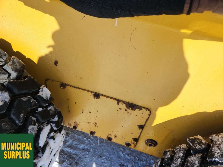2015-deere-326e-image-25