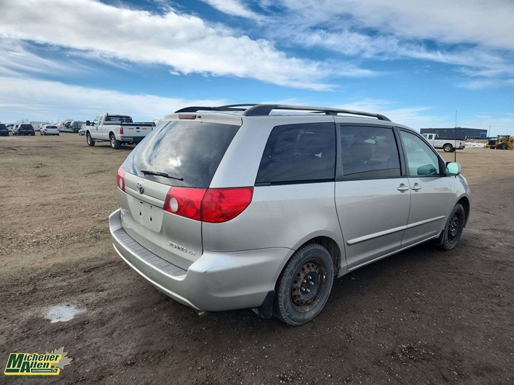 2007-toyota-sienna-le-image-4