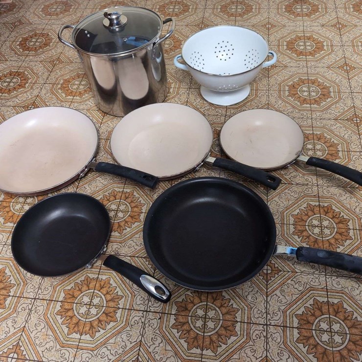 Assorted Kitchen Cookware with Tramontina Porcelain Enamel Nonstick Frying Pan