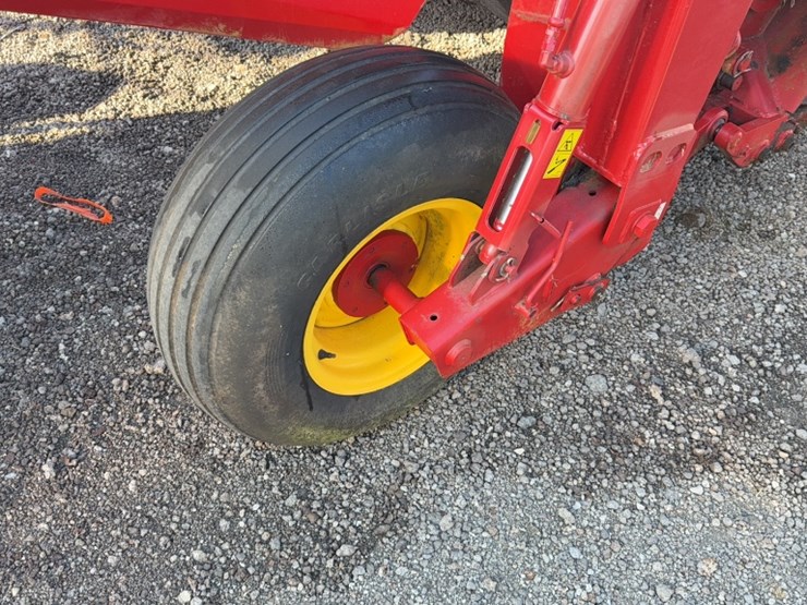 2019-new-holland-210-image-8