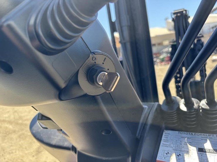 2017-toyota-8fgu30-image-22