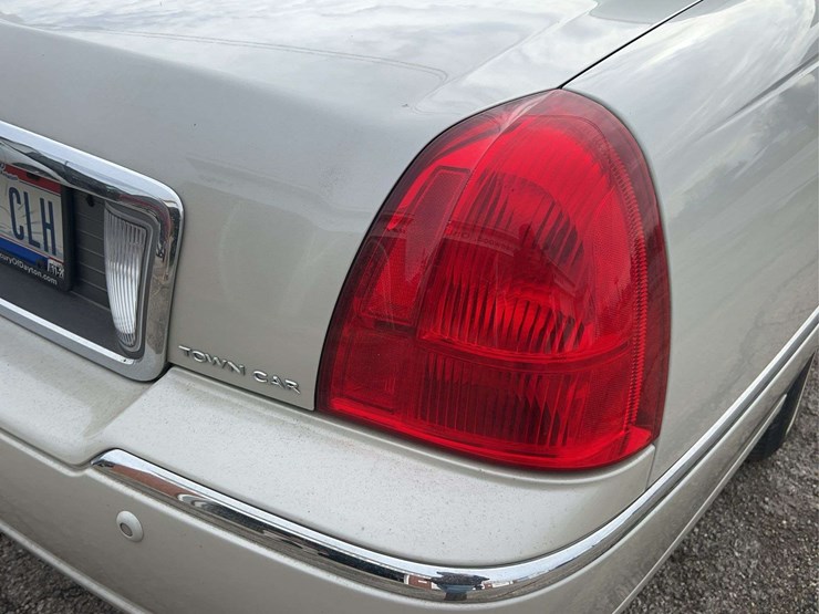 2005-lincoln-town-car-image-31