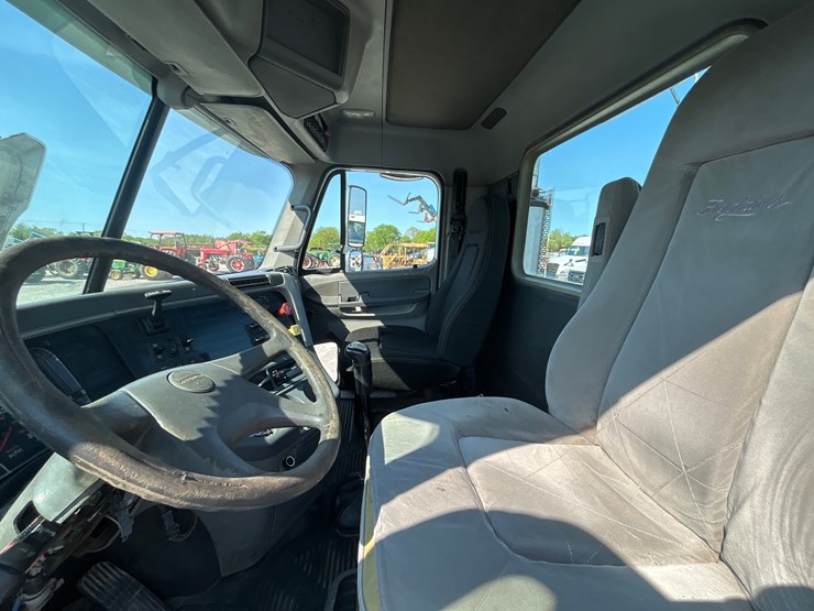 2003-freightliner-columbia-120-image-15