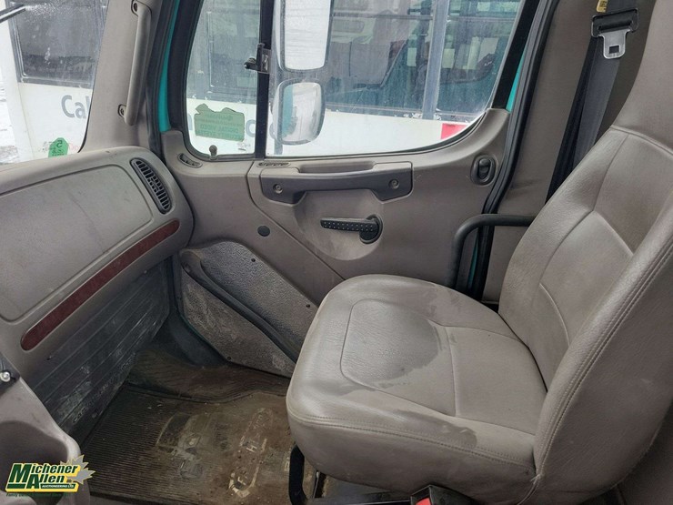 2008-freightliner-m2-106-image-18