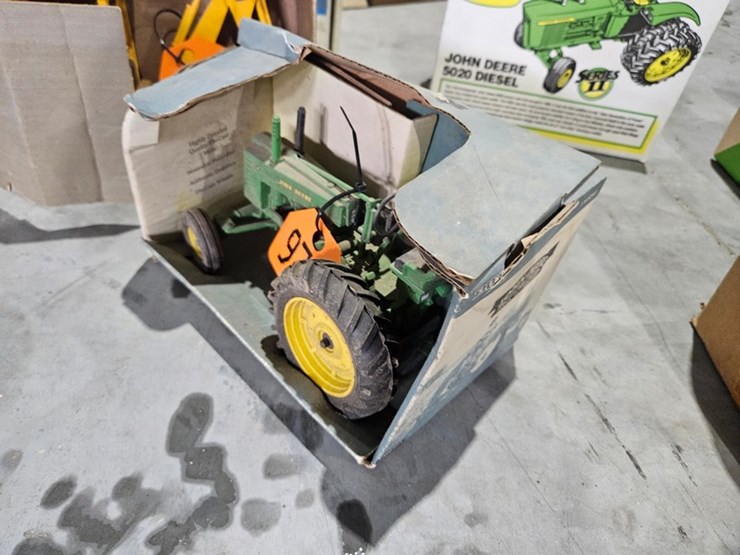 #979-•-john-deere-model-g-wide-front-1/16-die-cast-toy-image-5