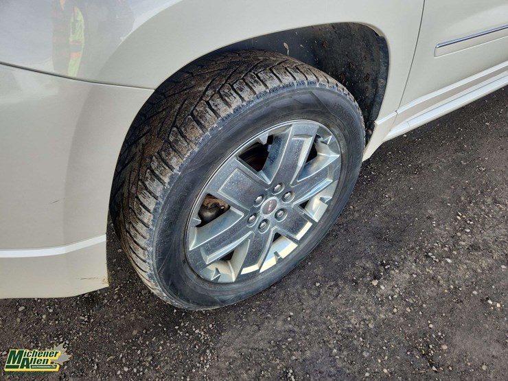 2014-gmc-acadia-denali-image-12