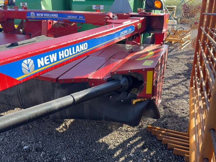 2019-new-holland-210-image-9