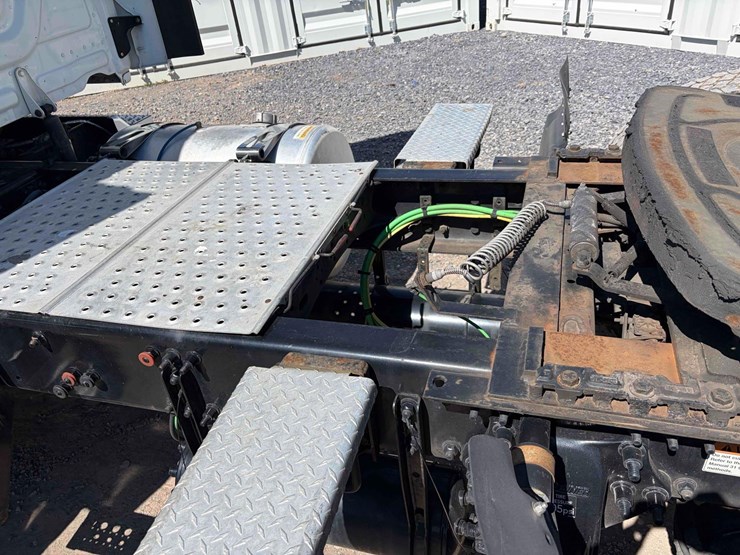 2018-freightliner-cascadia-single-axle-road-tractor-image-10