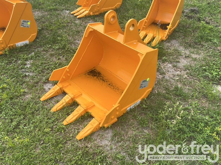 2026-caterpillar-305-image-2