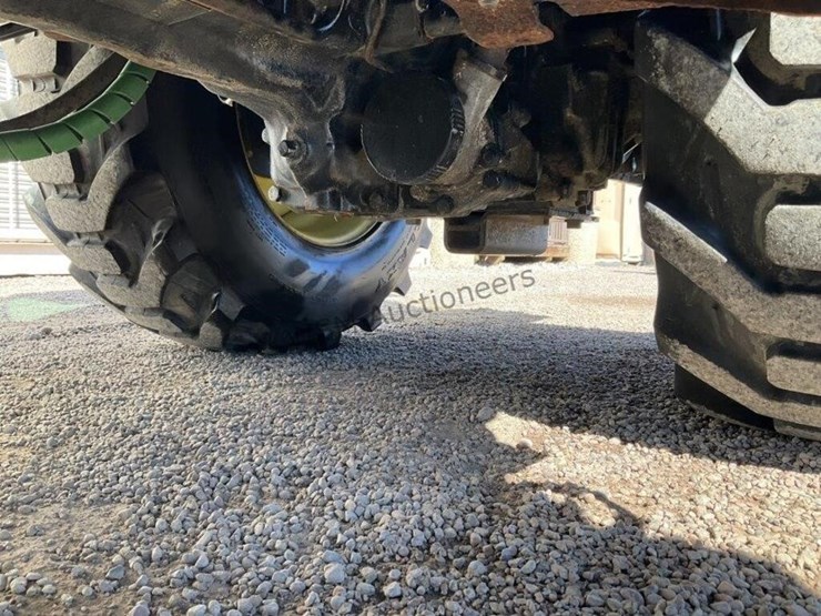 john-deere-3320-image-23