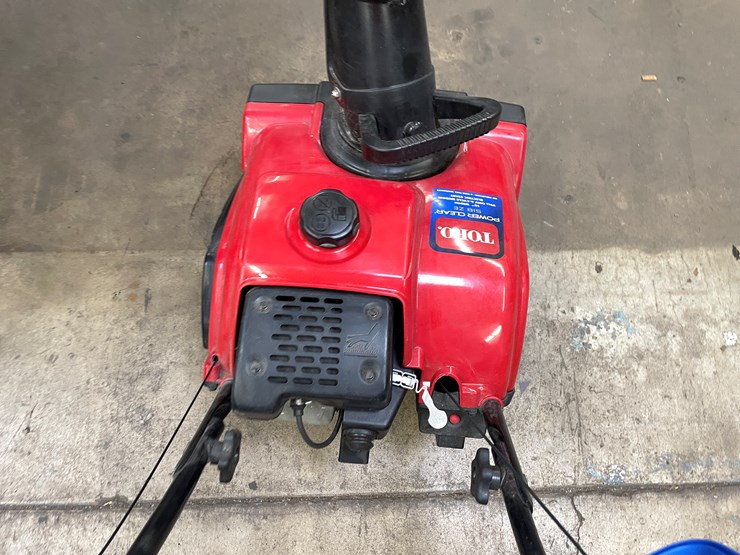 #2521-•-toro-power-clear-snowblower-(columbia-heights,-mn)-image-7