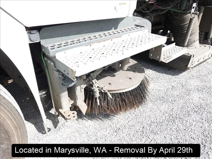 2020-freightliner-m2-106-image-33