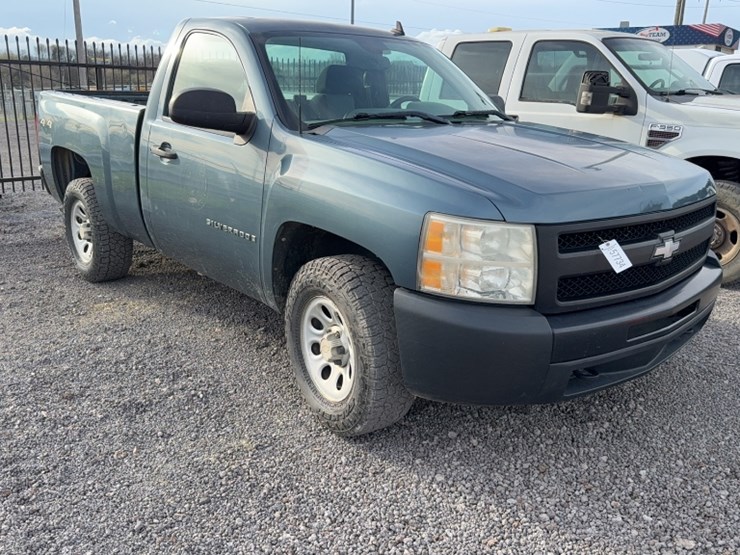 #4019-•-2009-chevy-silverado-pickup-truck-image-3