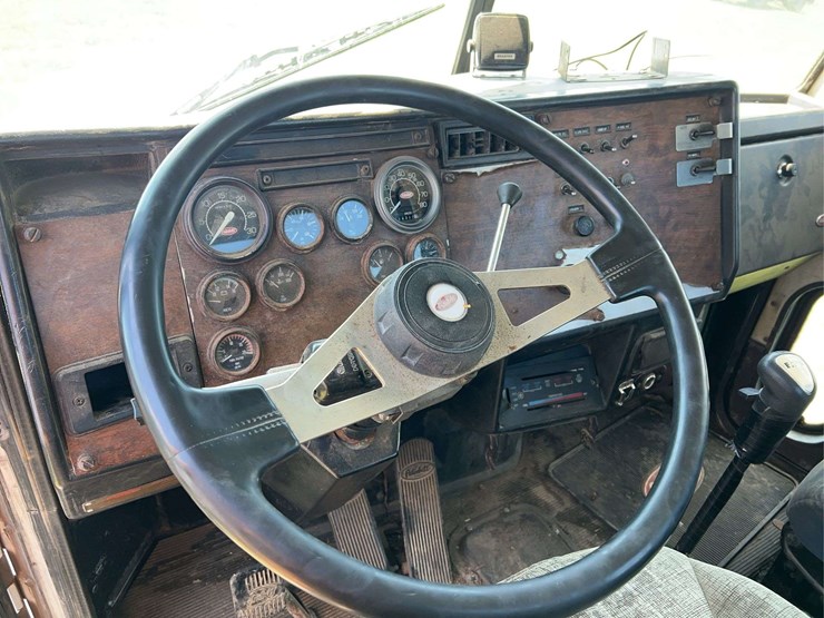 1989-peterbilt-375-image-12